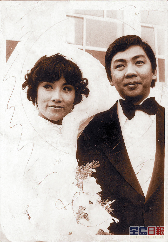 1971年，汪明荃跟製衣業商人劉昌華結婚。