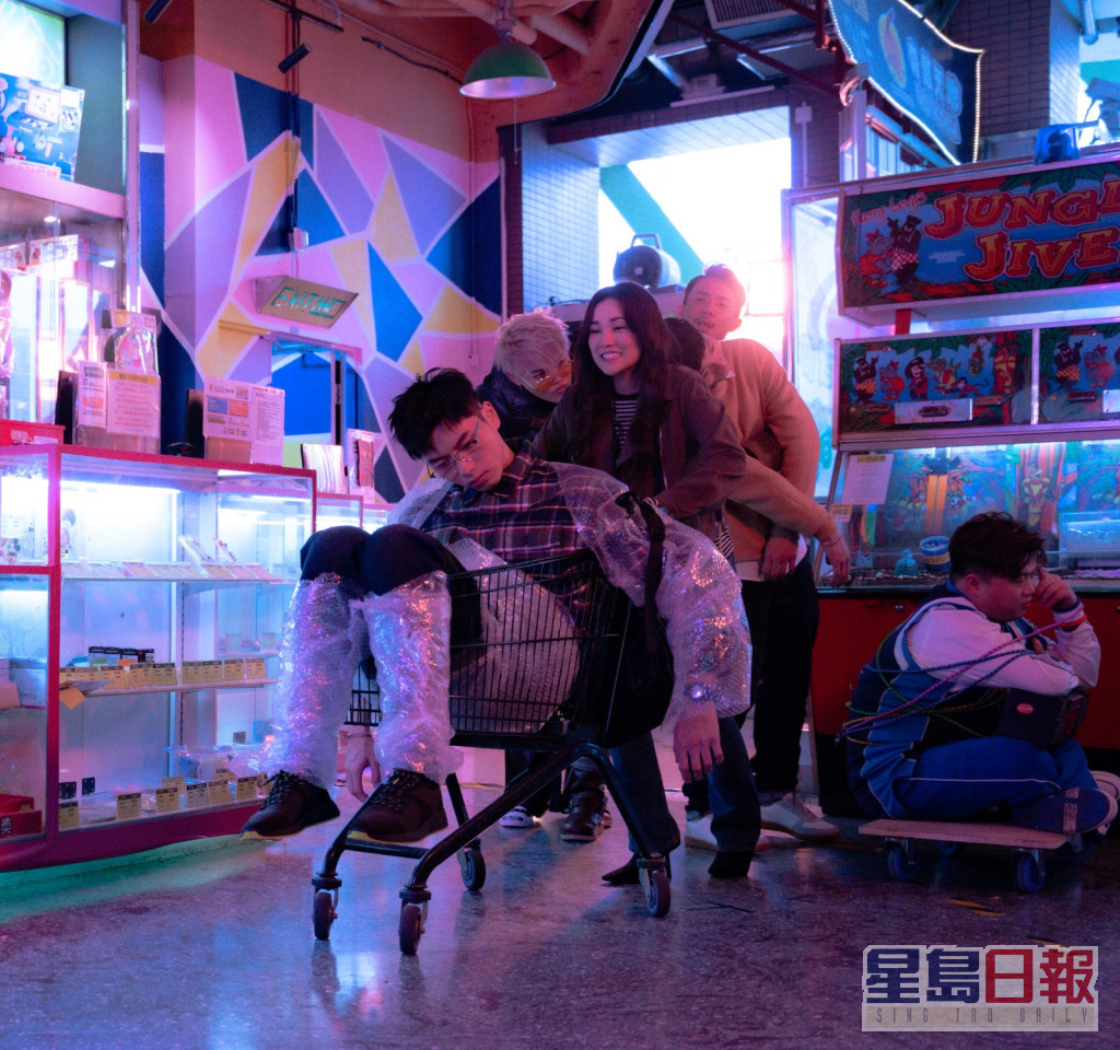 ERROR的新歌《愛情值日生》MV，搵謝安琪演出。