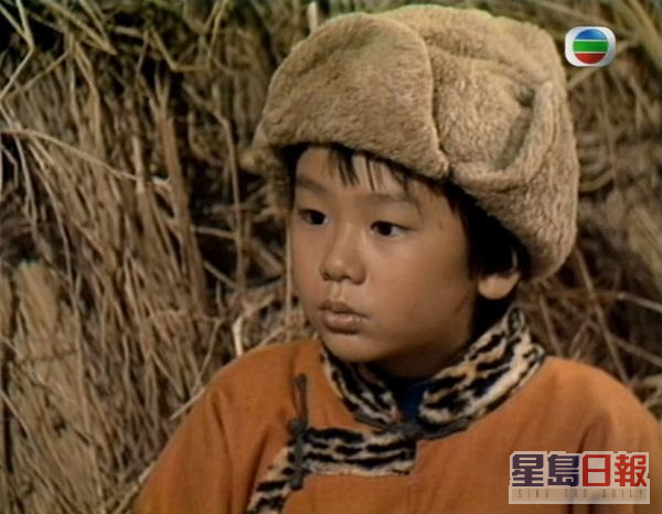 冯志丰5岁入行，经常扮演黄日华角色的童年，在《射雕英雄传》饰演小郭靖。