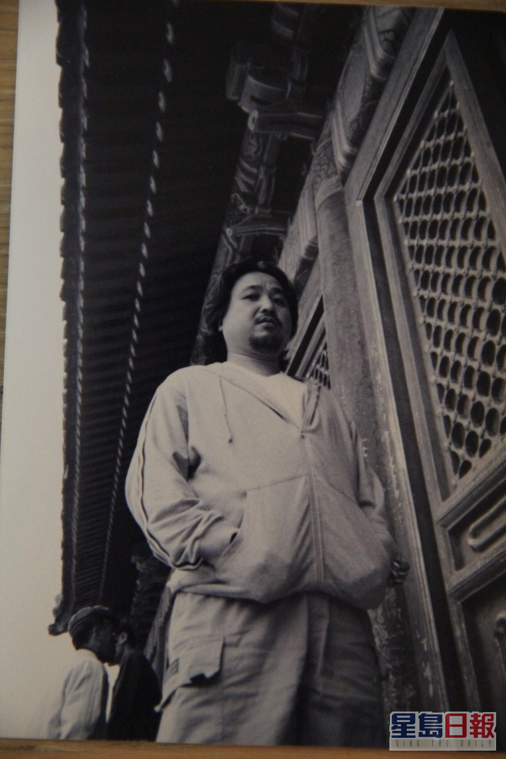 古明華早年在北京拍攝劇集《談談情練練武》。