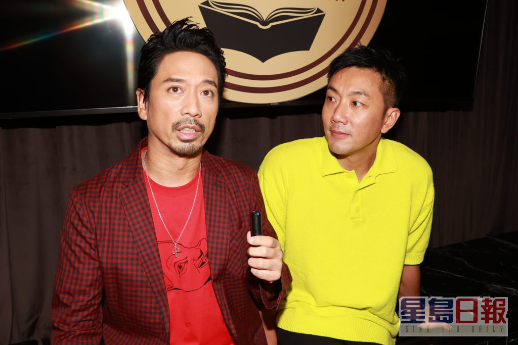 刘浩龙（右）因为工作荒废玩扑克，但幸好无乜生疏，而郭伟亮则自认牌技渣唔敢教班。  ​