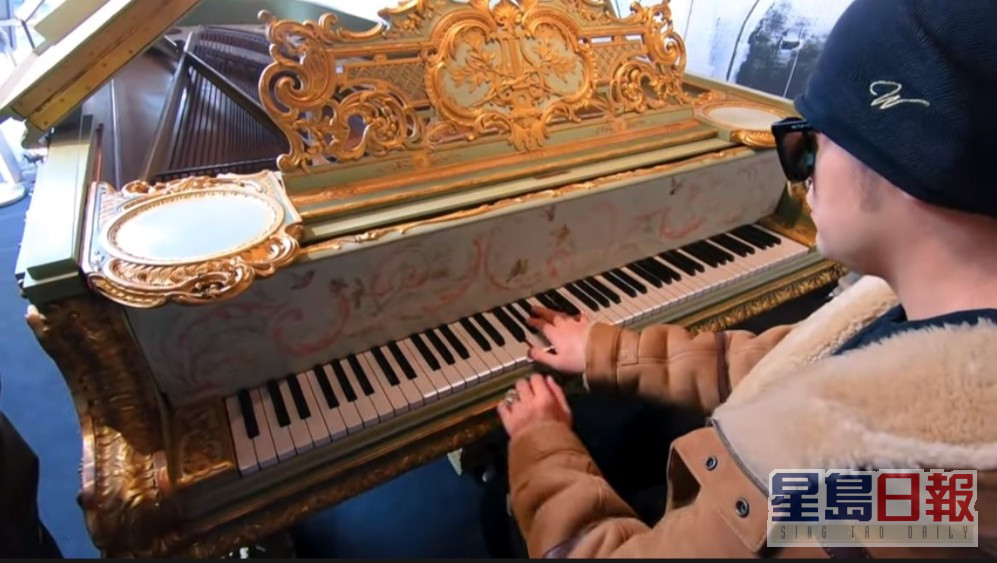 行巴黎舊市集彈琴。