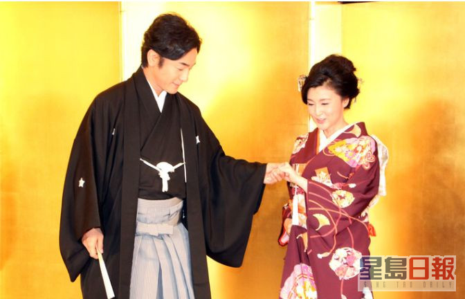 2016与歌舞伎男星老公片冈爱之助（左）补办婚礼，并豪花5亿日圆（约3,800万港元）补摆喜酒，被指太高调。