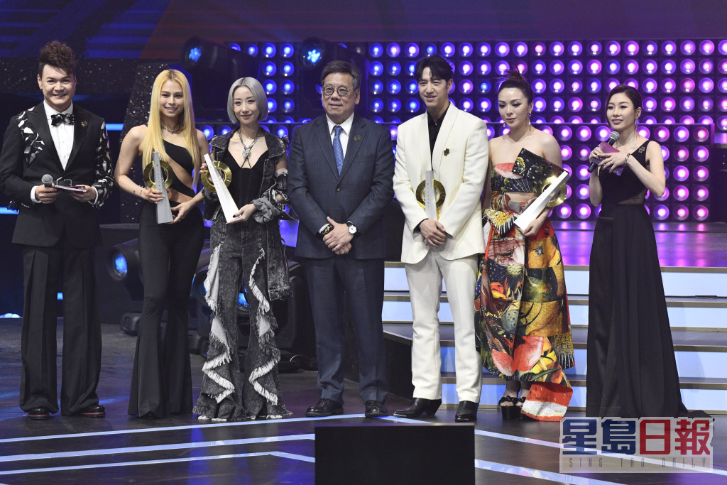 「十大中文金曲」率先颁发十位优秀流行歌手大奖得主，但只有4位歌手出席。  ​