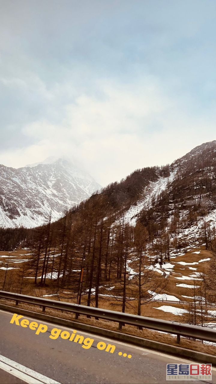 杨千嬅今日再贴出雪景的照片，还加上自己歌曲《冬天的故事》歌词。