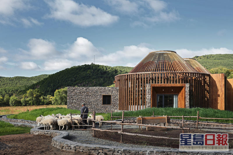 吴彦祖2017年拍内地节目《漂亮的房子》一手一脚自己建成的草原星空图书馆「木兰坊」，入围有「建筑界奥斯卡」之称的英国皇家建筑师学会奖。