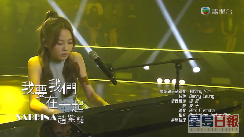 年仅13岁的赵紫诺出杀手鐧，钢琴自弹自唱范晓萱《我要我们在一起》。