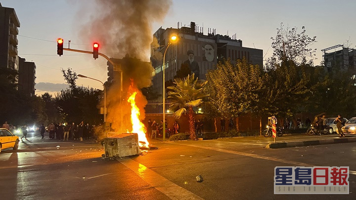 衝突期間有示威者在馬路投擲垃圾縱火。AP圖片