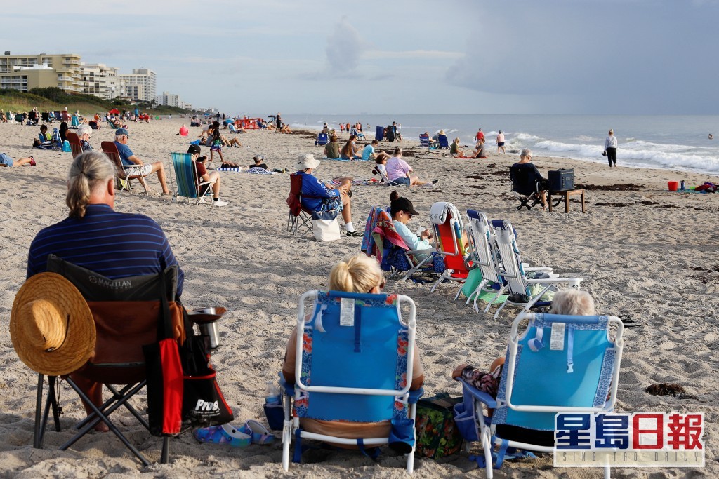 大批市民到佛州東部沿岸地區和海灘霸位觀看發射。REUTERS