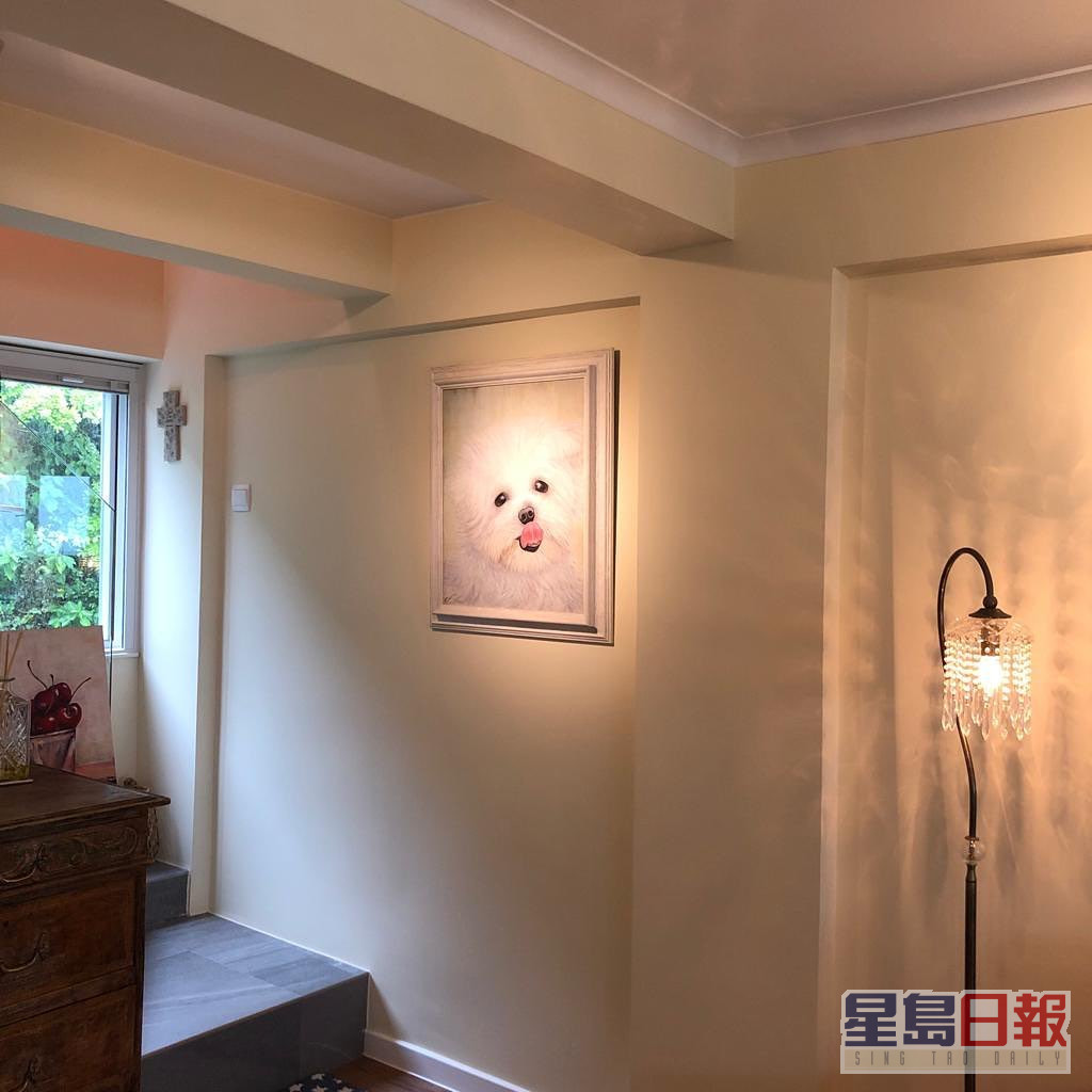 室内摆放黄智贤画家太太的大量画作。