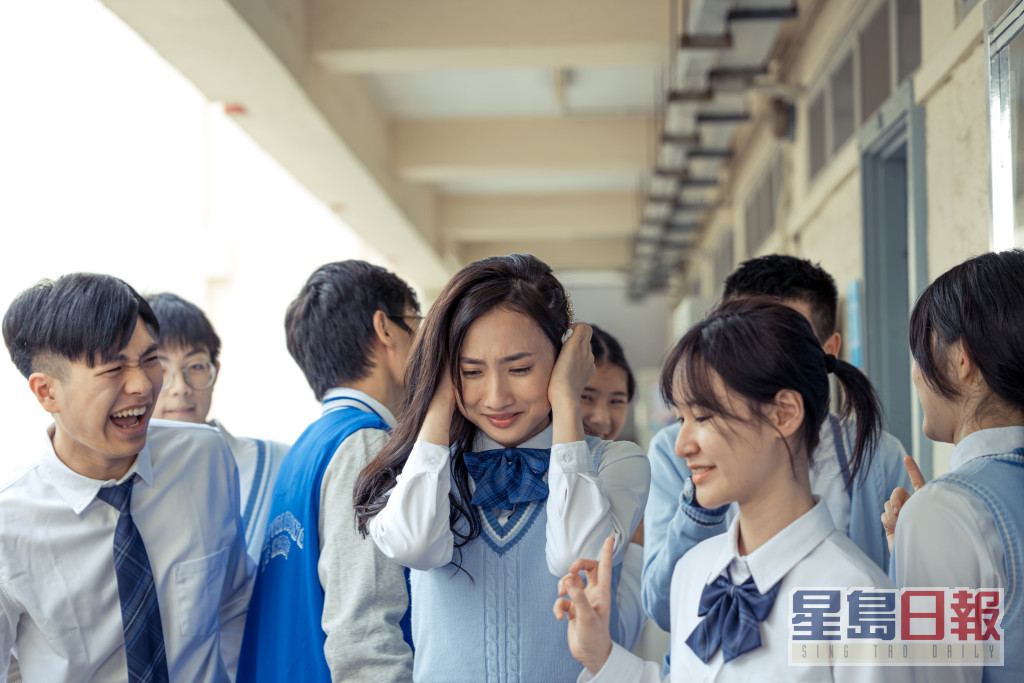 剧中Yumi演的「叶敏儿」，在校园饱受欺凌之苦。 