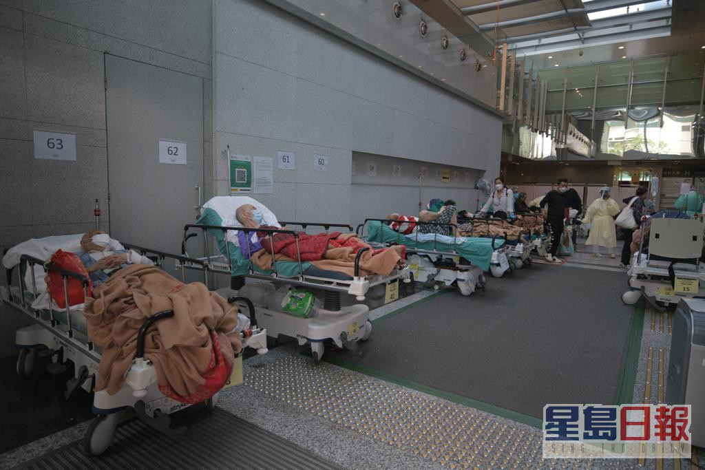 医院外大批病人等候收治。