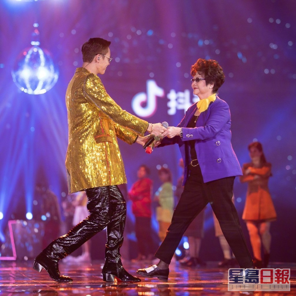 陈伟霆曾带妈妈上内地跨年晚会表演。
