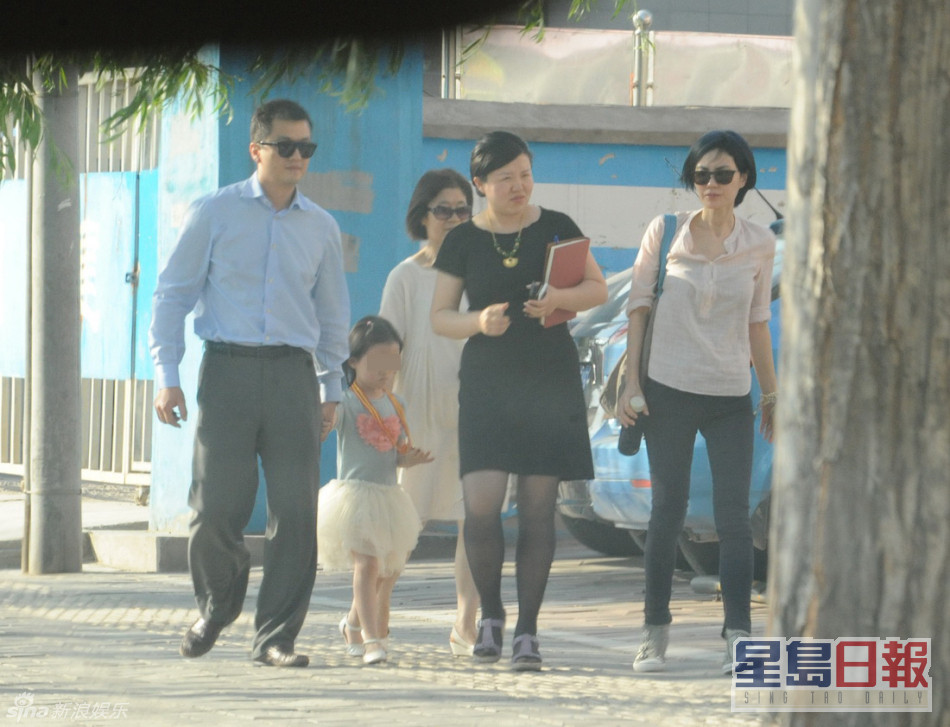 王菲與謝霆鋒2003年分手後，翌年與李亞鵬撻着，2015年結婚，其後誕下女兒李嫣然。