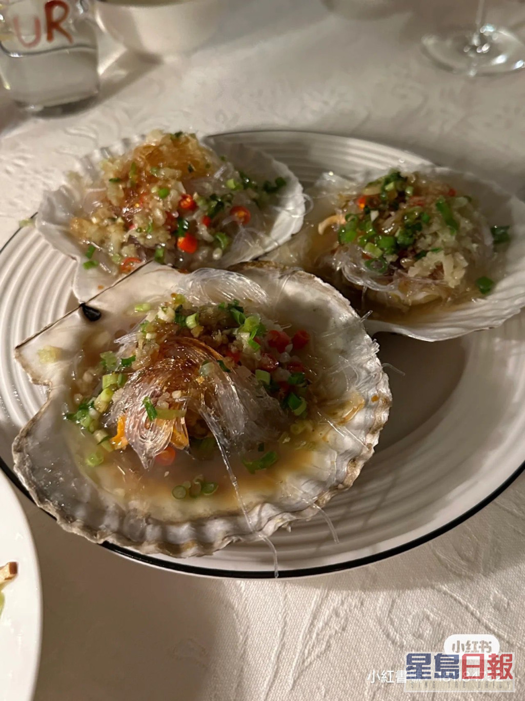 吴千语在家中进行小型海鲜宴。