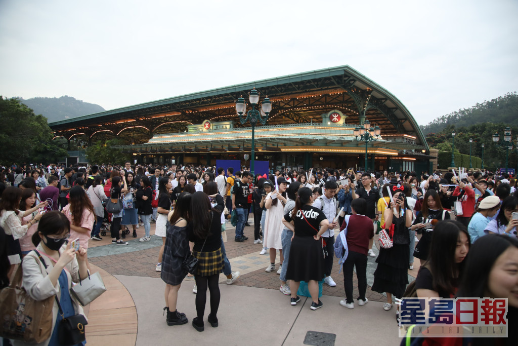 2018年至2019年的五月天在12場迪士尼場地的演唱會，共吸30萬人次參加！