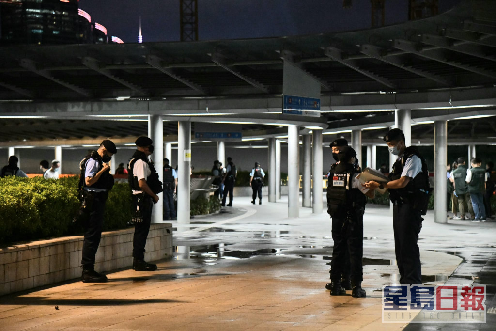 大批警员在西九龙站附近驻守。