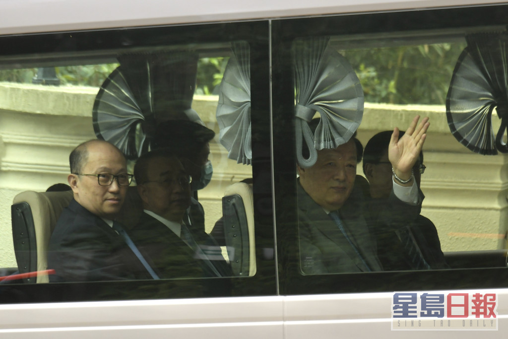 夏寶龍在李家超及官員陪同下，遊覽香港大學後離開。梁譽東攝