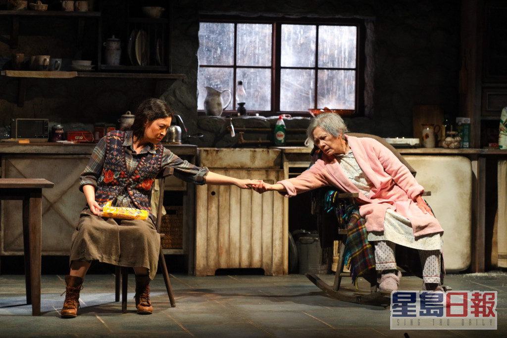 阿蘇近年多演舞台劇，譬如2019跟葉德嫻合演的《親親麗南》。