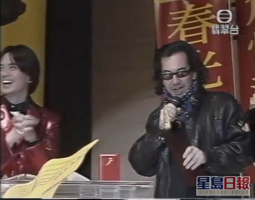 黃秋生在「1995年度叱咤樂壇流行榜頒獎典禮」上，獲頒叱吒樂壇生力軍男歌手金獎。