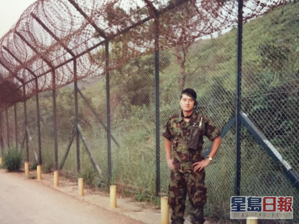 邓梓峰曾于90年代加入皇家香港军团义勇军驻守香港边境。