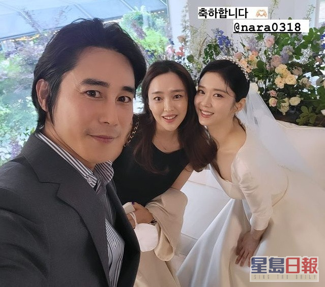 男星鄭泰宇帶同妻子出席婚禮，與張娜拉開心合照。