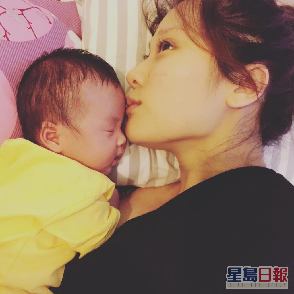 张嘉儿2016年9月诞下大女Leora。