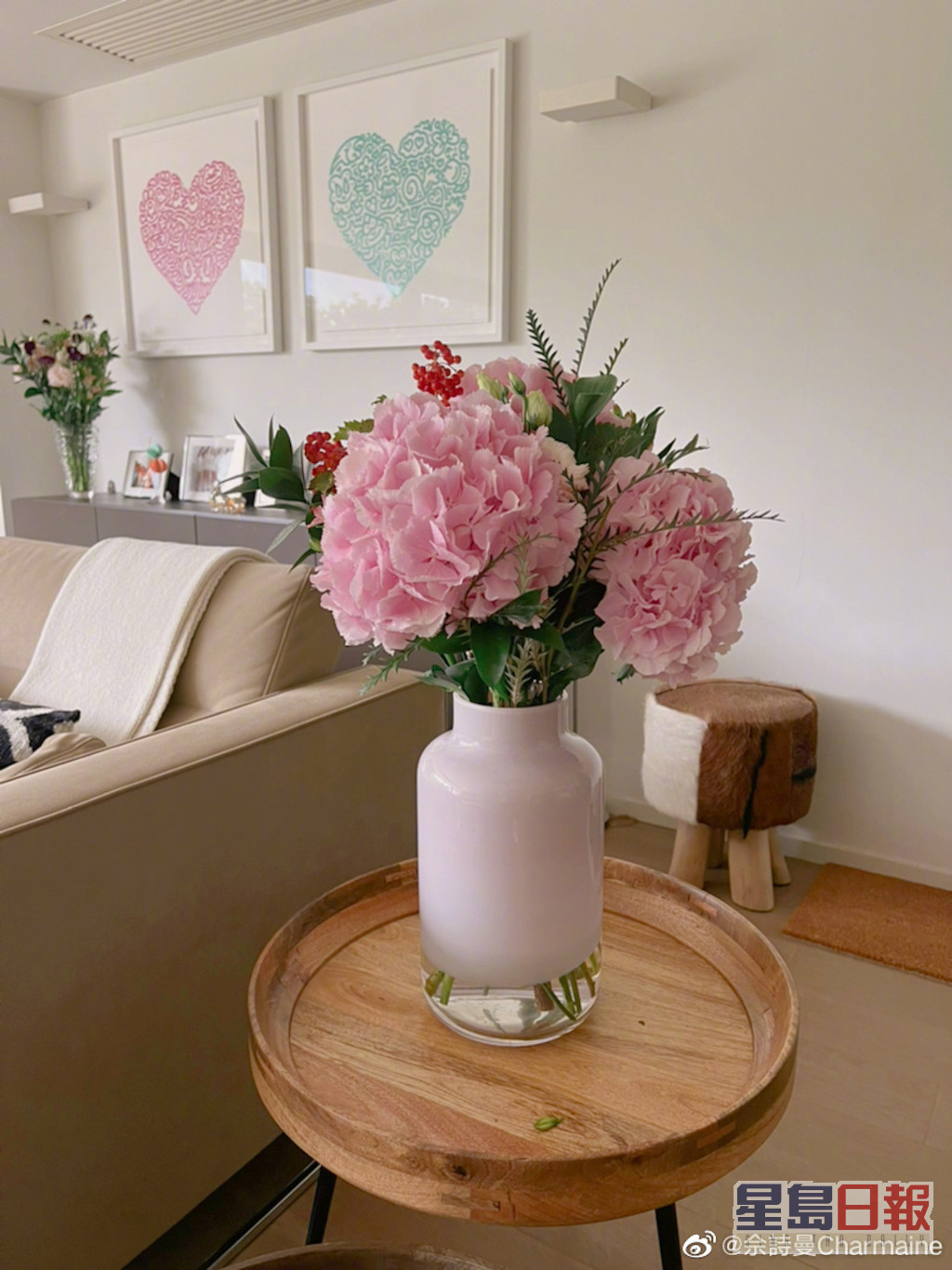 佘詩曼屋內裝潢簡約奢華，客廳有張米色梳化，還擺放了不少鮮花作點綴。