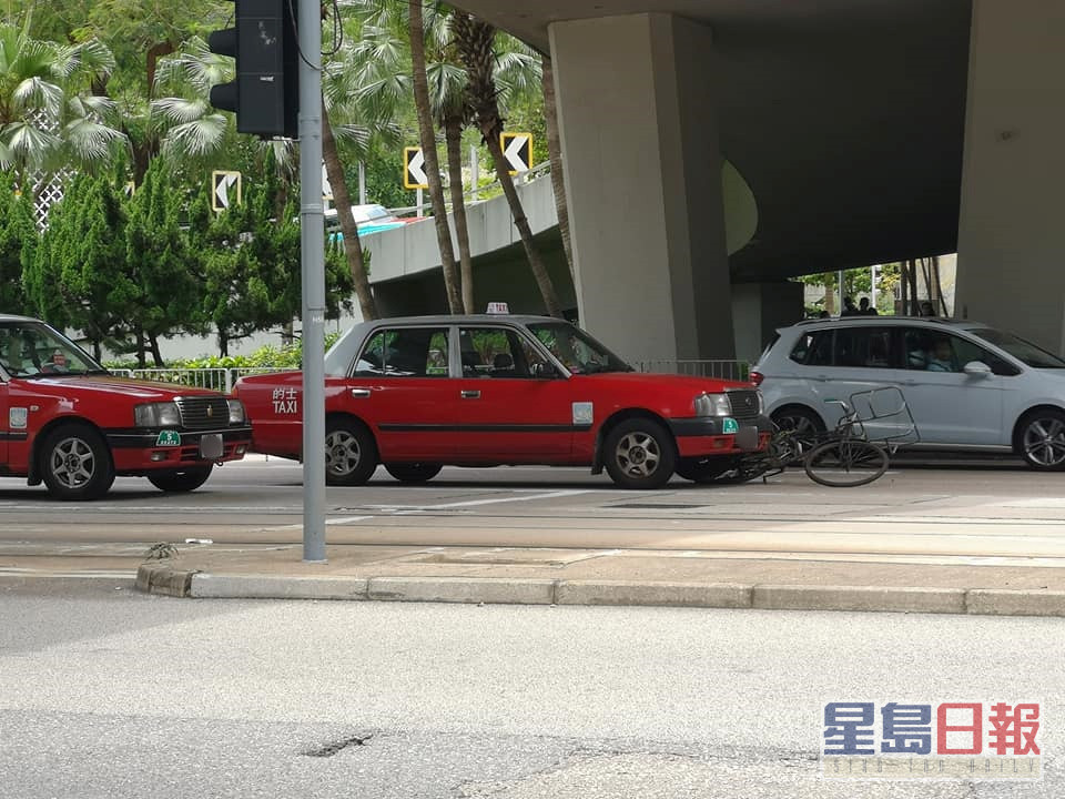 涉事車輛停在路中。fb群組香港突發事故報料區圖片
