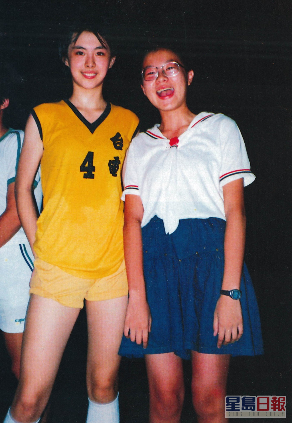 王祖賢年輕時打籃球的照片，樣子看得出相當青澀稚氣。