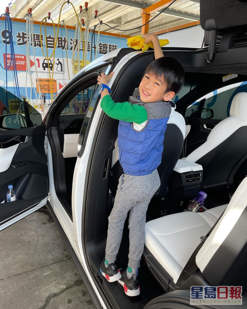 林志颖表示Model X车上有很多娱乐，深受儿子们喜爱。