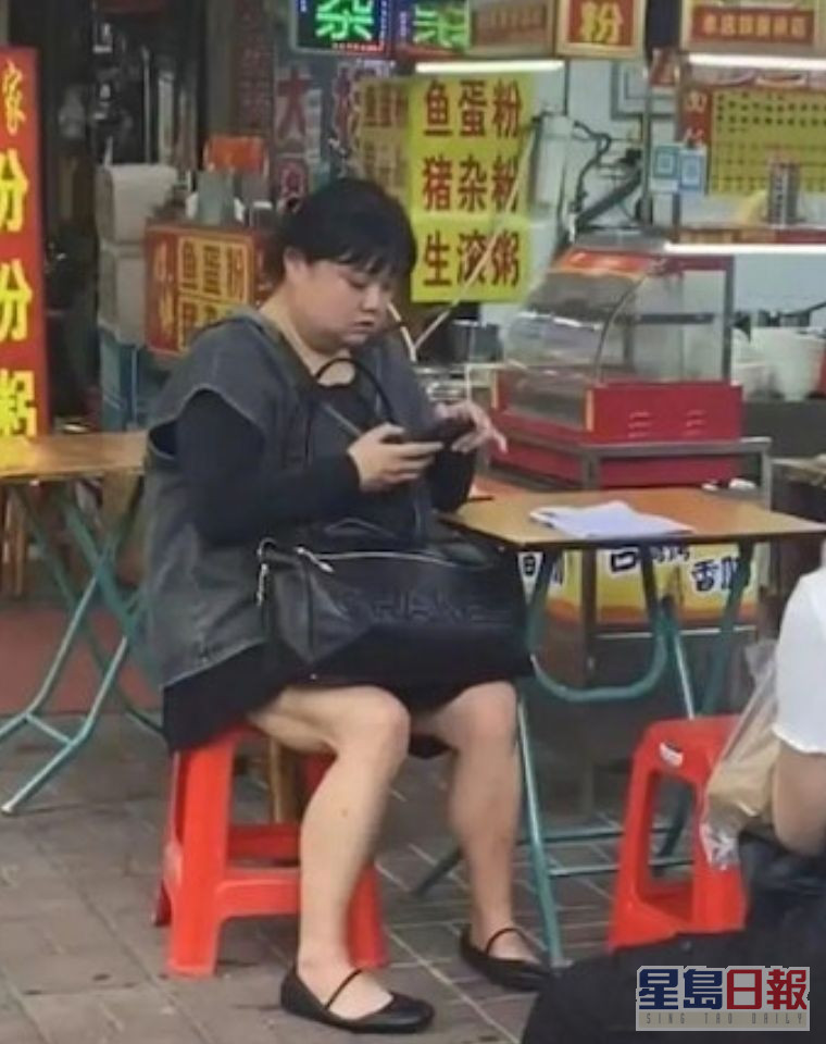 近日她被網民發現面容憔悴現身浙江路邊攤，雙腳同圓潤身形唔成比例。