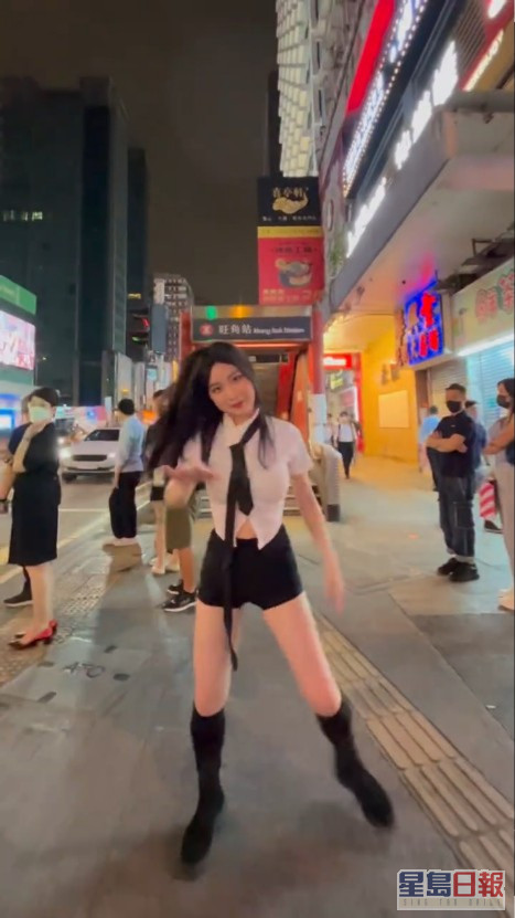 Srerria曾在个人小红书帐号「33 in HK」分享街拍跳舞片。