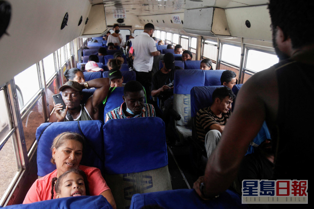 德州用巴士将移民送往纽约等城市。REUTERS