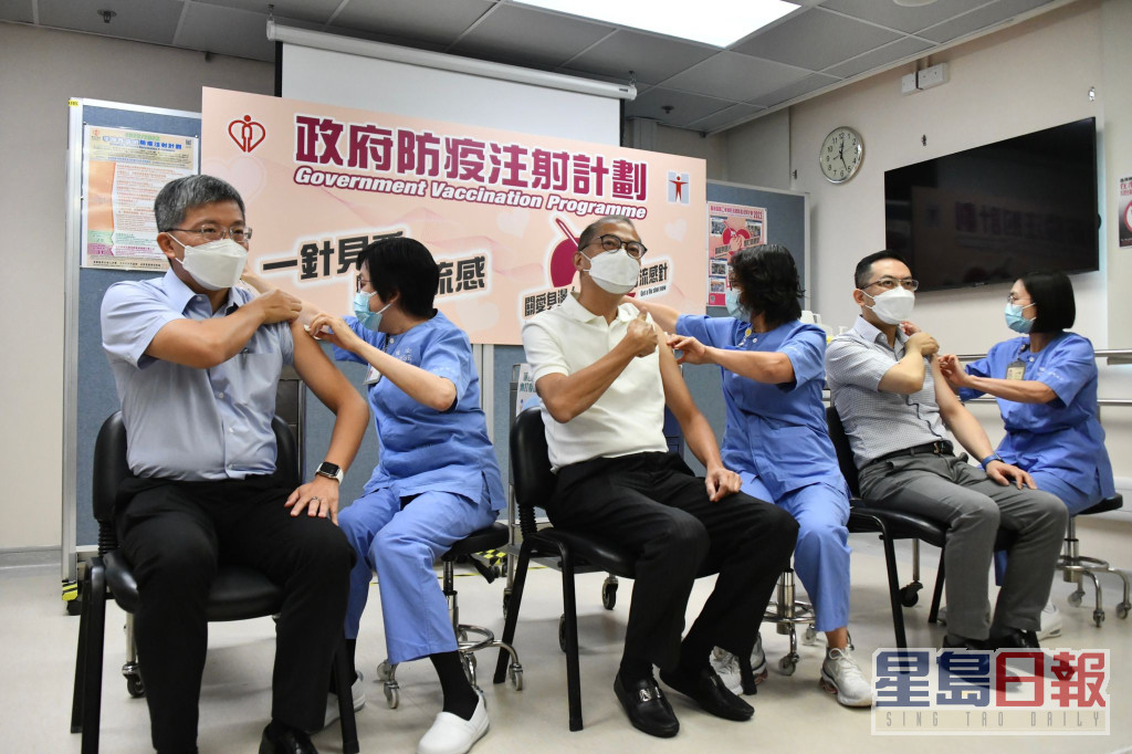 盧寵茂、陳松青、林文健同時接種新冠疫苗及季節性流感疫苗。