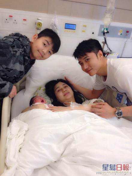 洪欣在2014年2月為張丹峰誕下一女，取名張晞彤。