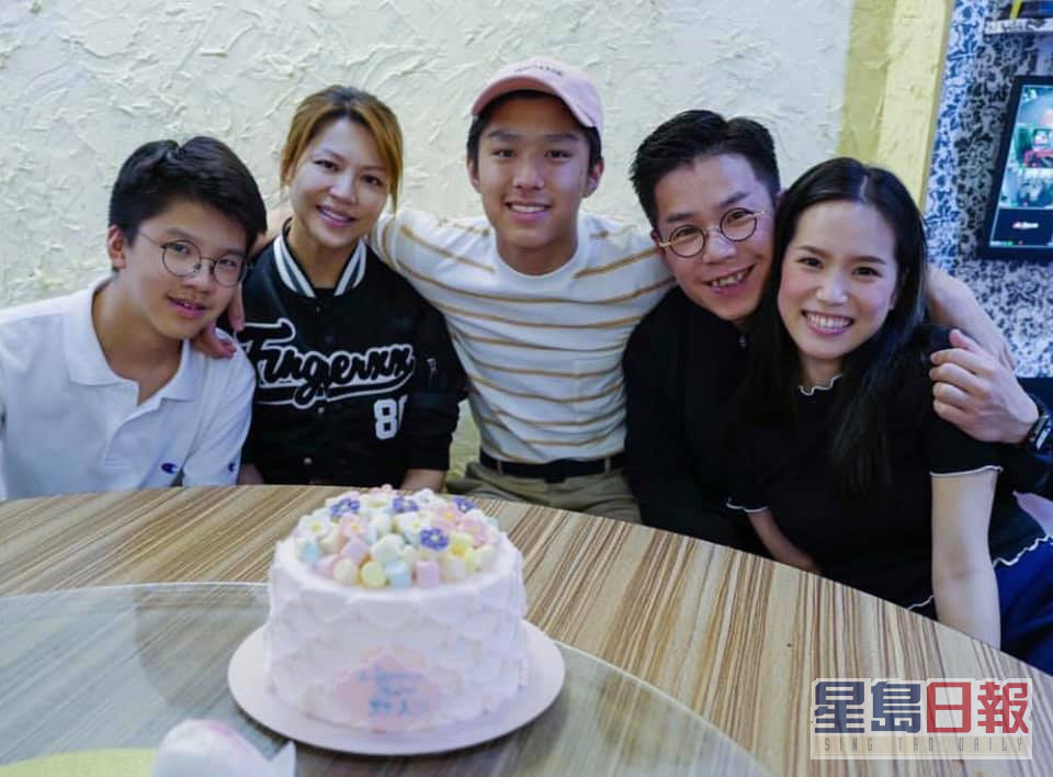 林曉峰與康子妮2002年結婚，兩人先後誕下兩個囝囝，不過在2020年已經離婚收場。
