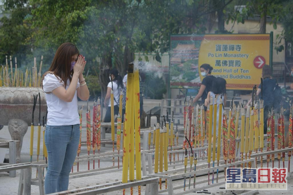 不少遊客善信到寶蓮寺參拜。