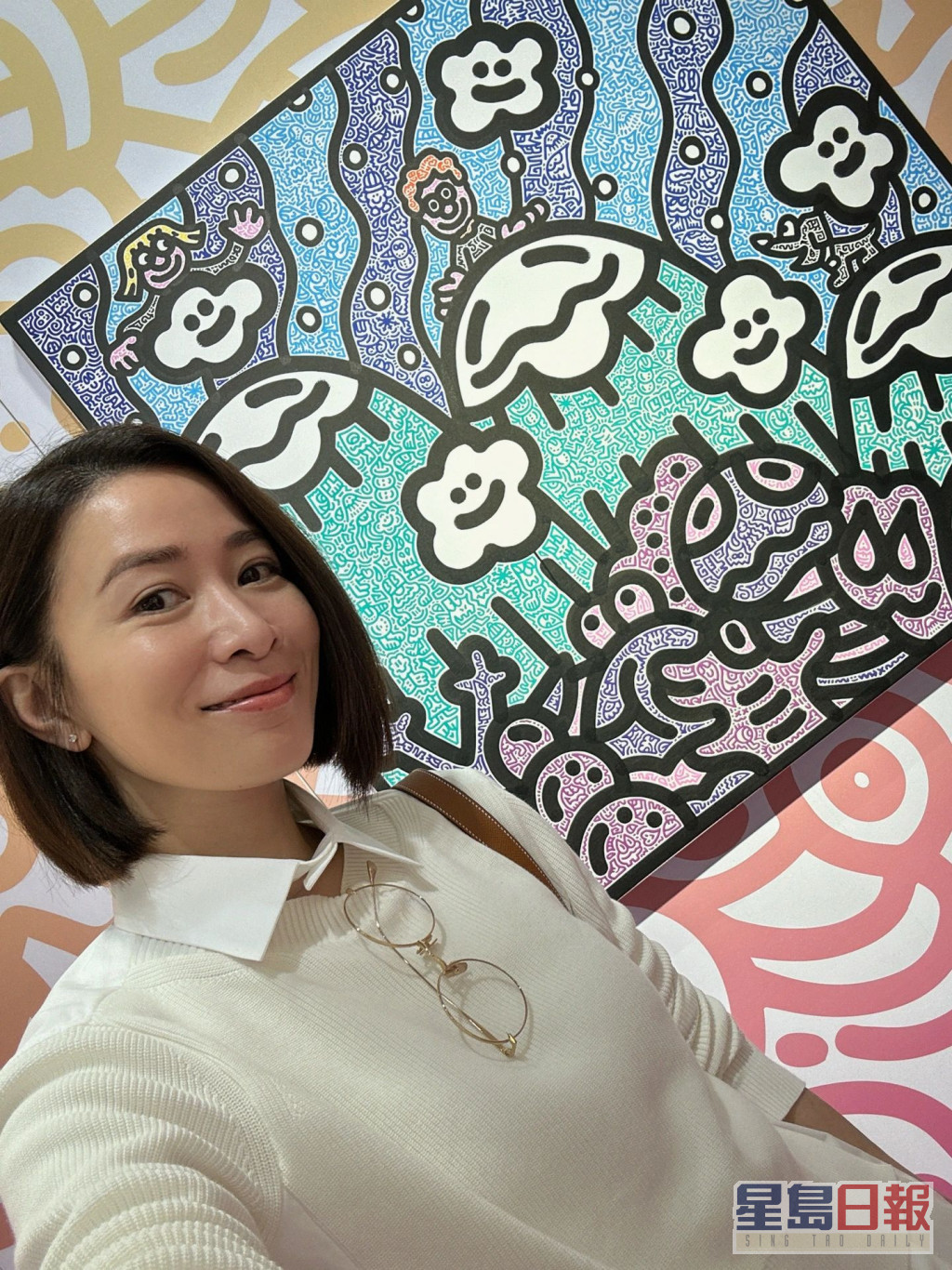 最近回巢拍摄TVB新剧《NEWS新闻女王》的视后佘诗曼，在英国鬼才艺术家Mr Doodle的作品前打卡。