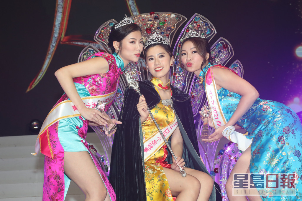《2021年度亚姐竞选》冠军陈美仪（中），袁群有（左）夺得亚军，季军梁欣娟（右）。