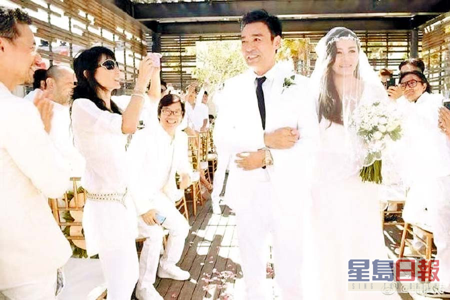 锺镇涛于2014年与范姜在峇里岛举行豪华婚礼。
