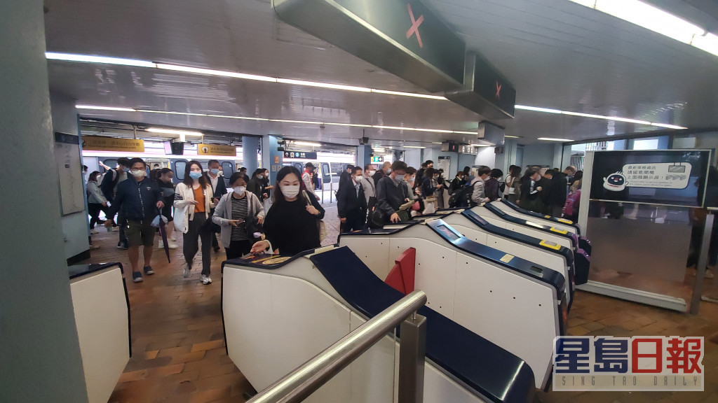 九龙塘地铁站今早有批市民上班。