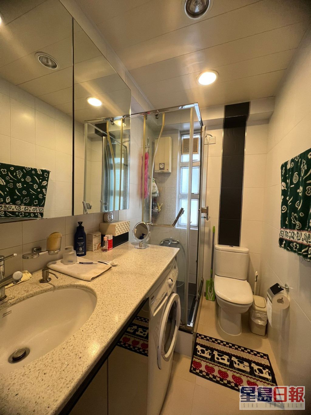 浴室设镜柜及洗手盆柜，方便梳洗及放置衞浴用品。