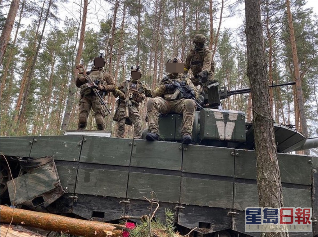 烏克蘭士兵手持從俄軍手上得來的AK-12突擊步槍。互聯網圖片