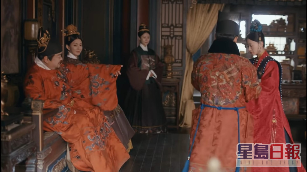 饰演尚食宫女的吴谨言（右）最终由皇帝及皇后赐婚。