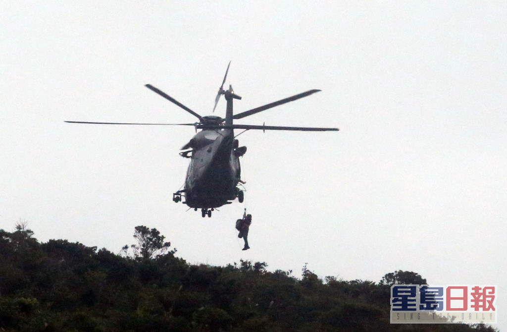 直升机将伤者救起。资料图片