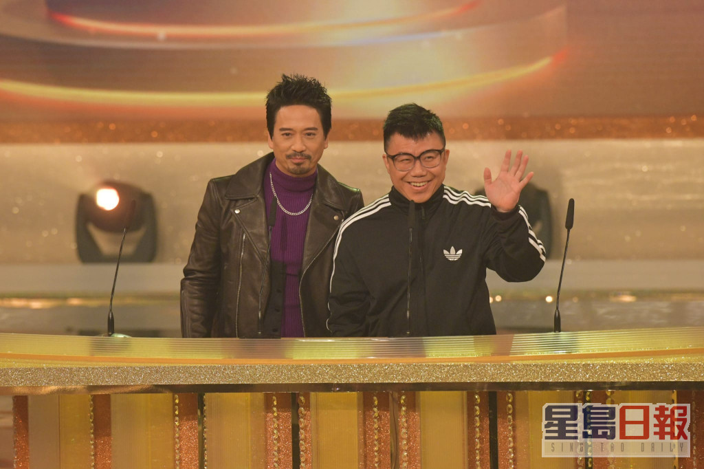 「最受欢迎电视歌曲」由Eric Kwok同陈奂仁两位《声梦》评判颁发。