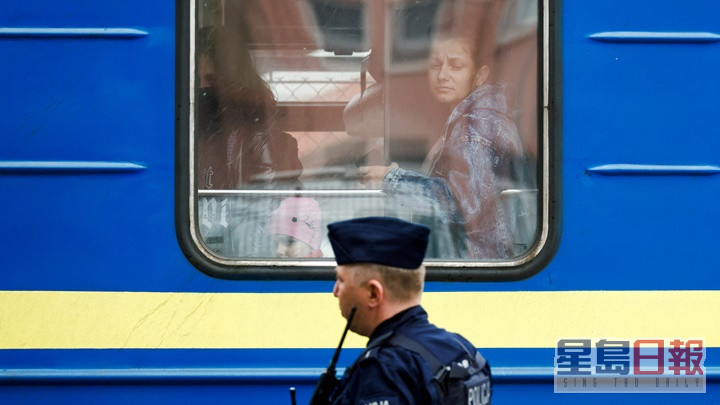 俄烏戰爭爆發後大批烏克蘭婦孺為逃避戰火成為難民。路透社資料圖片