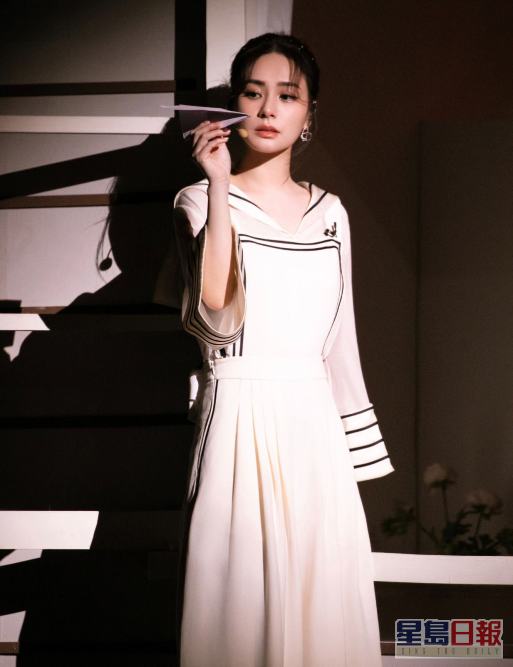阿嬌與寧靜、趙櫻子以舞台劇的形式演繹張學友經典作品《情書》。