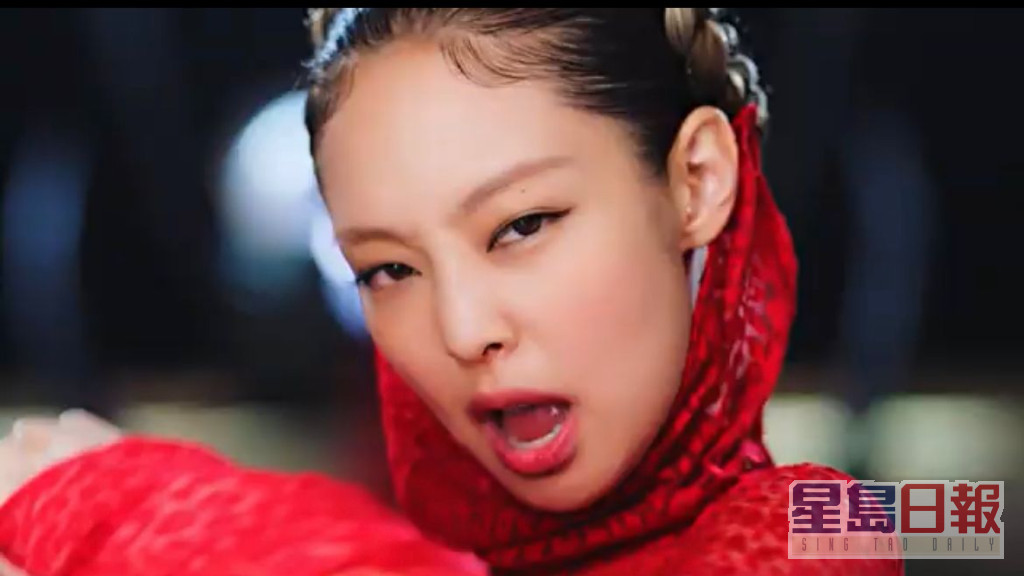 Jennie一开场穿上红色中东装Rap。